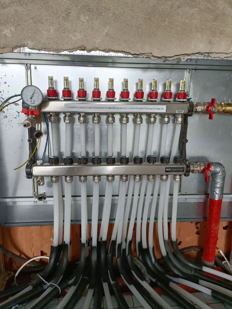 Colector cu debitmetre și robineți de reglaj, montat în nișa din perete