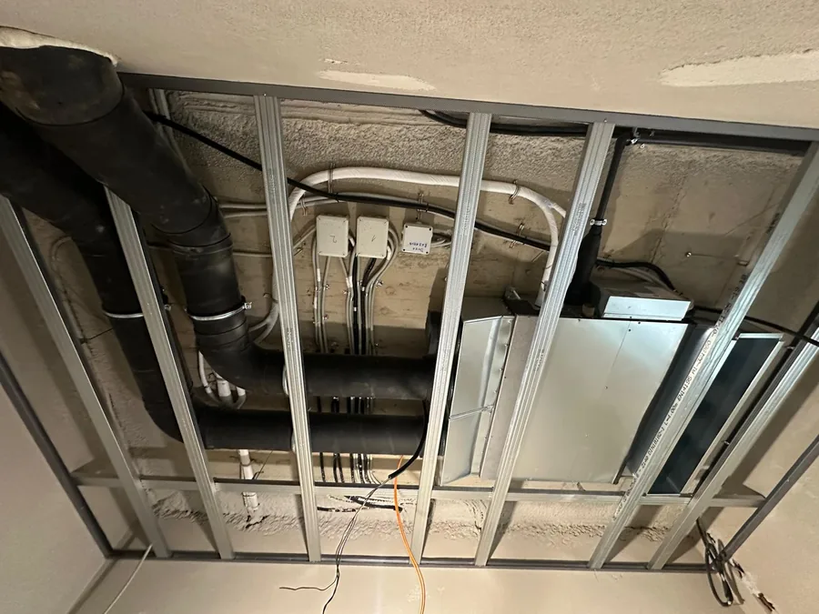 Tubulatură de ventilație și canale rectangulare montate în structura de tavan fals