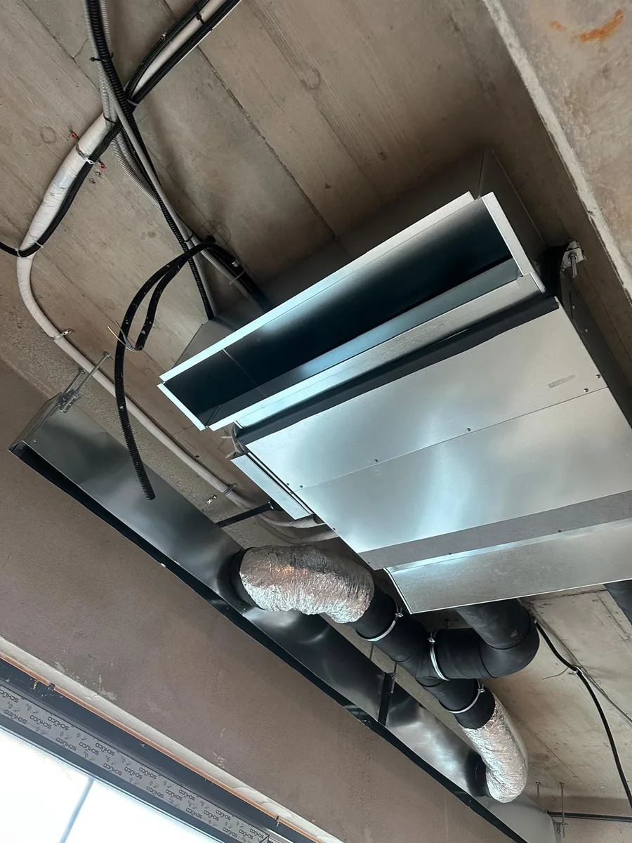 Canale rectangulare de ventilație și tubulatură izolată, montate sub planșeu