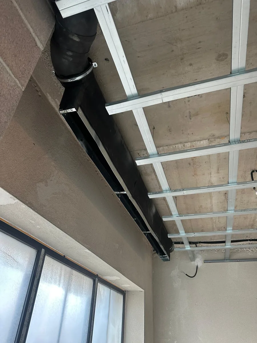 Canal de ventilație montat pe perimetrul încăperii, sub structura tavanului fals