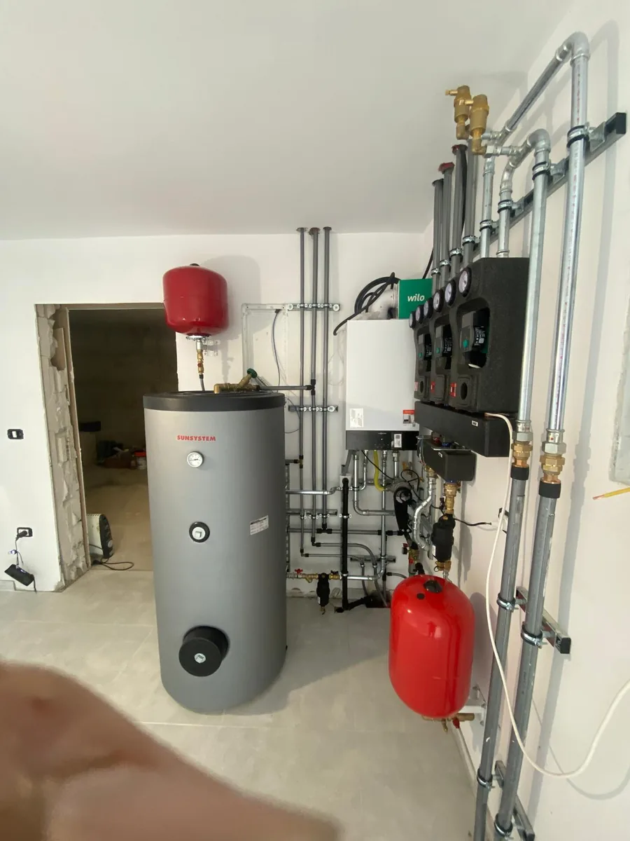 Boiler, centrală și grup de pompare cu circuite separate, într-o cameră tehnică finisată
