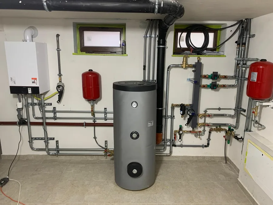Centrală, boiler și butelie de egalizare racordate, cu distribuția pe circuite și coloana de canalizare